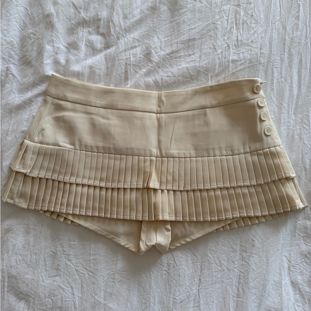 Edikted Cream Pleated Women's Skorts